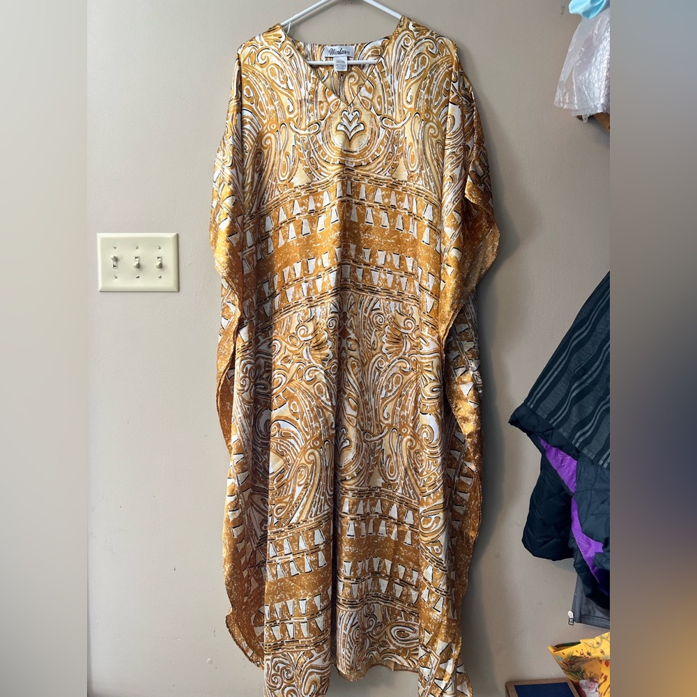 Vintage Winlar Regency Gold Mrs Roper Caftan. OSFM long kimono short sleeves.